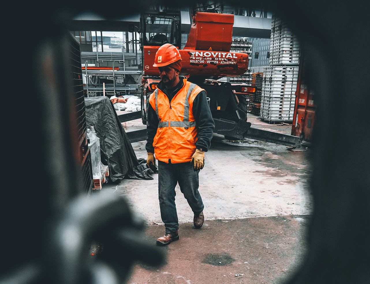 Homme travail dans un chantier, il porte des vêtements de sécurité