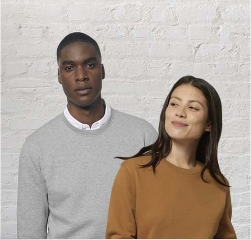 sweaUn homme et une femme avec un sweatshirt et un pull personnalisable, gris et moutarde